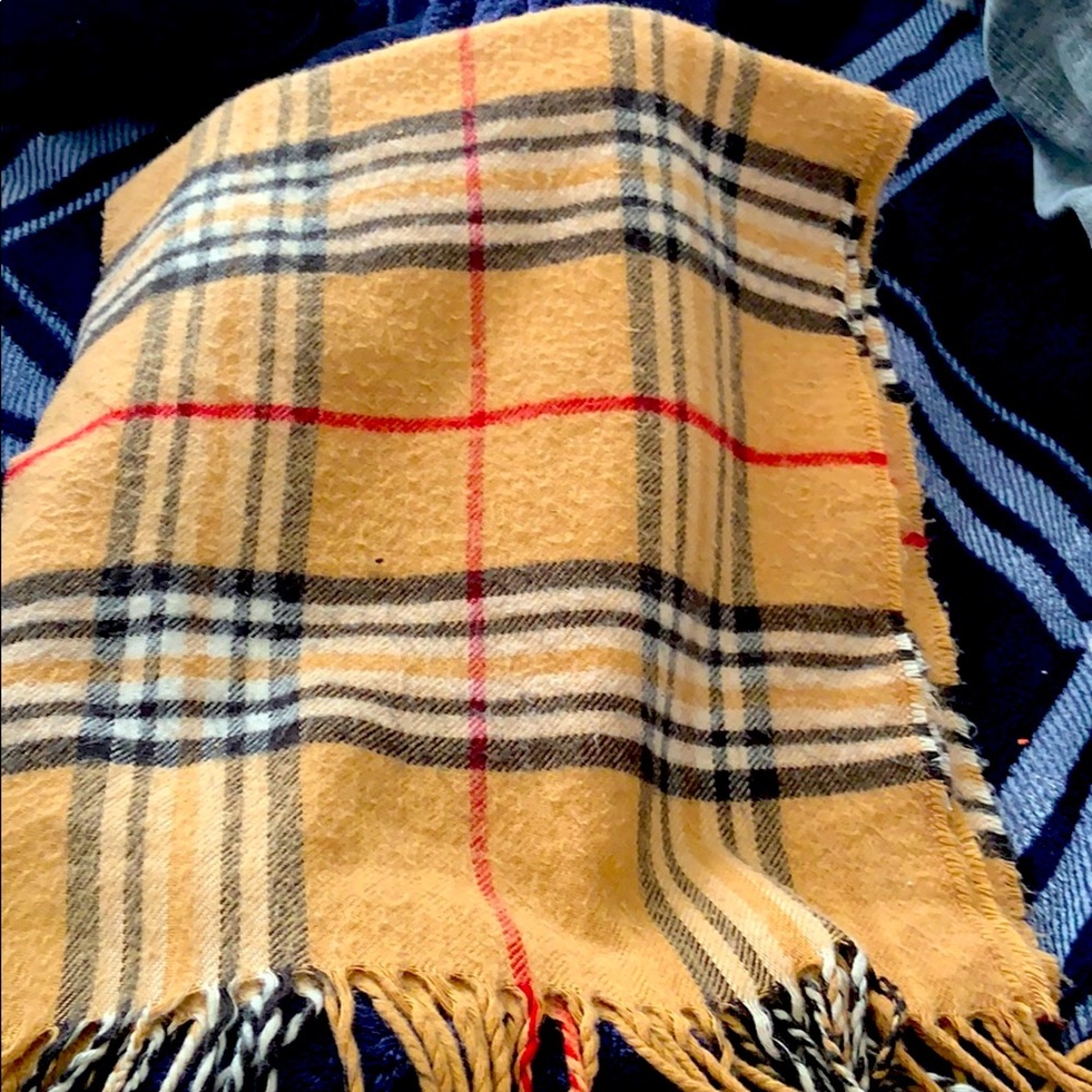 Selling a Burberry scarf, brand new, fashion.